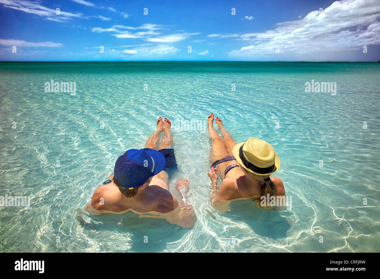 Paar im seichten Wasser Sapodilla Bay. Providenciales. Turks- und Caicosinseln. Stockfoto