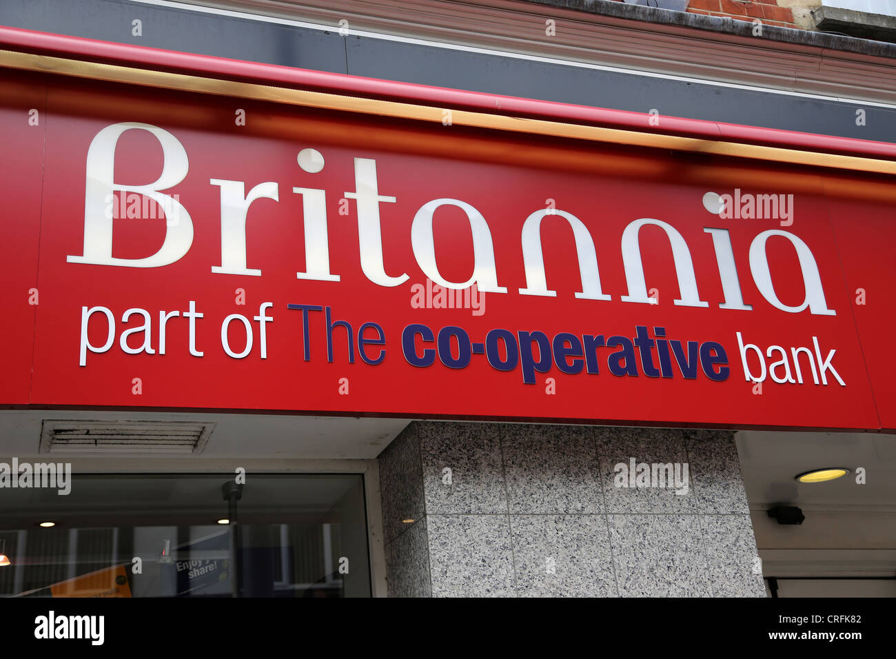 Surrey England Sutton High Street Britannia Teil des Co-Operative Bank Zeichen Stockfoto