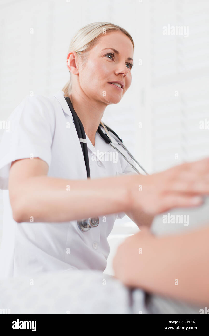 Arzt untersuchen schwangere Womans Bauch Stockfoto