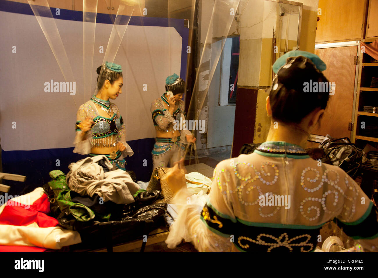 Künstler hinter der Bühne am Laoshe Teehaus auf Qianmenxi Dajie Straße, Xuanwu District, Beijing, China. Stockfoto