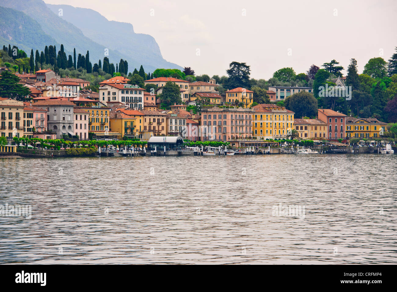 Bellagio, See überqueren, Hotels, Restaurants auf der Vorderseite zurück Straßen, Geschäfte, Blick auf den See, Gärten, Comer See, italienische Seen, Italien Stockfoto