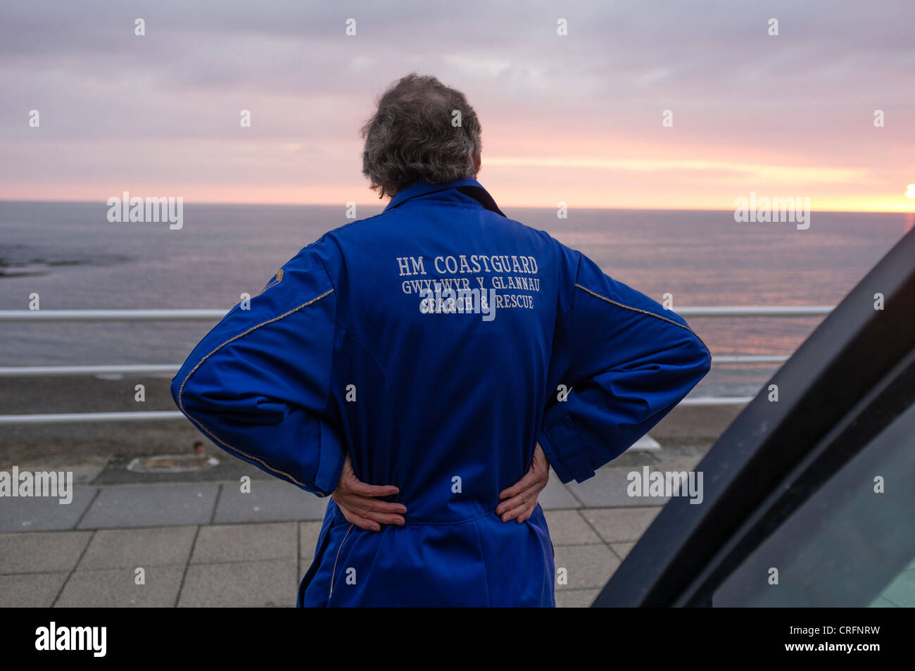 eine Rückansicht einer freiwilligen Küstenwache im Einsatz, Aberystwyth Wales UK, Blick auf das Meer, Cardigan Bay Wales UK Stockfoto