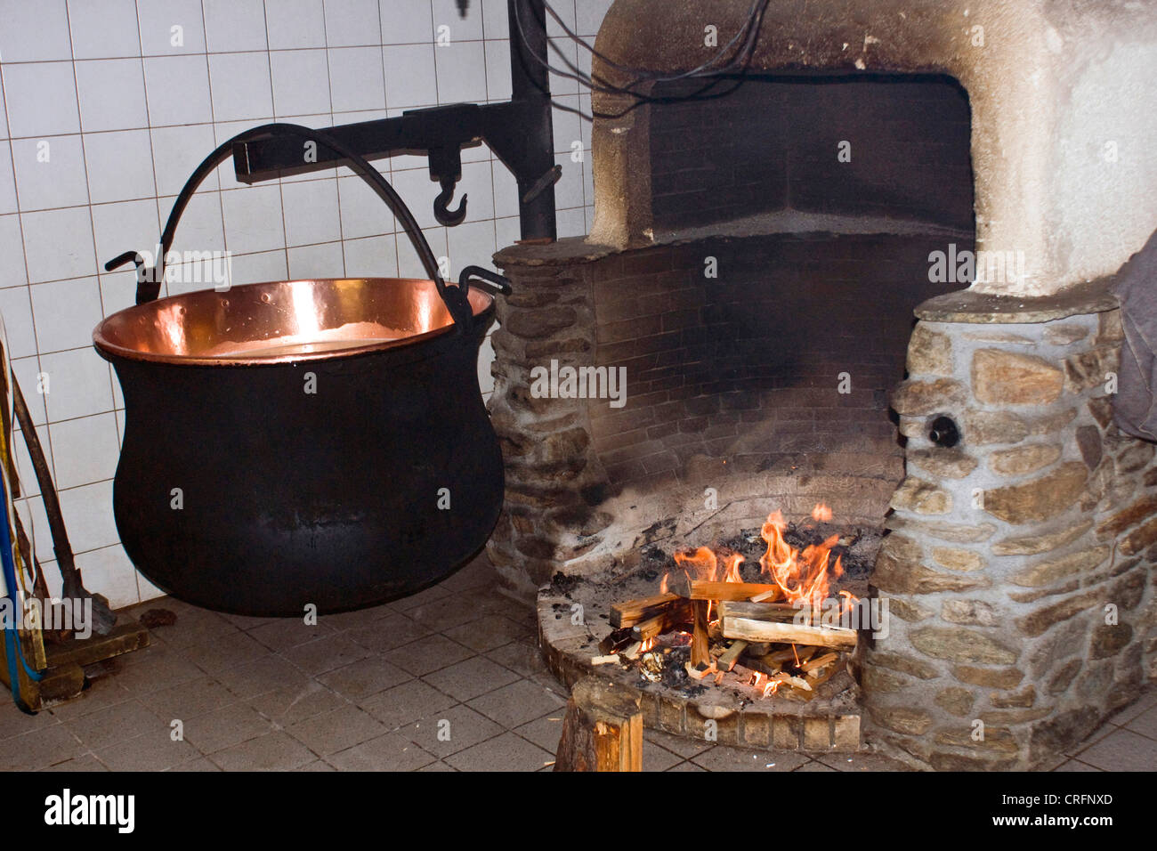 Traditionelle Käseherstellung: Feuer zum Erwärmen der Milch und einem  großen Kessel Kupfer, Zermatt, Taeschalp, Wallis, Schweiz Stockfotografie -  Alamy