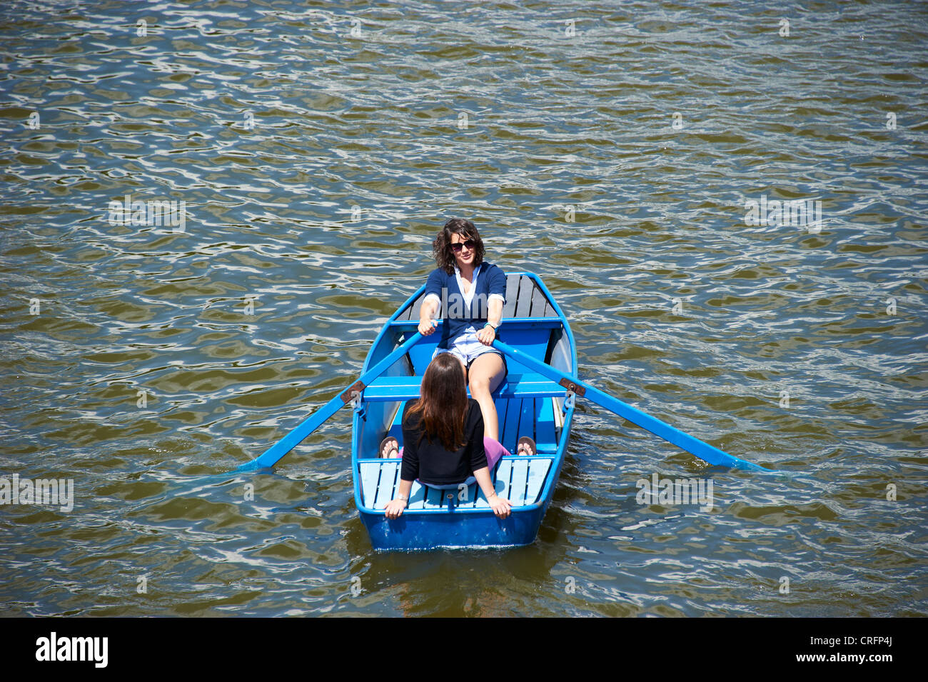 Zwei Mädchen im Boot. Paddler auf der Moldau, Prag Tschechische Republik Stockfoto