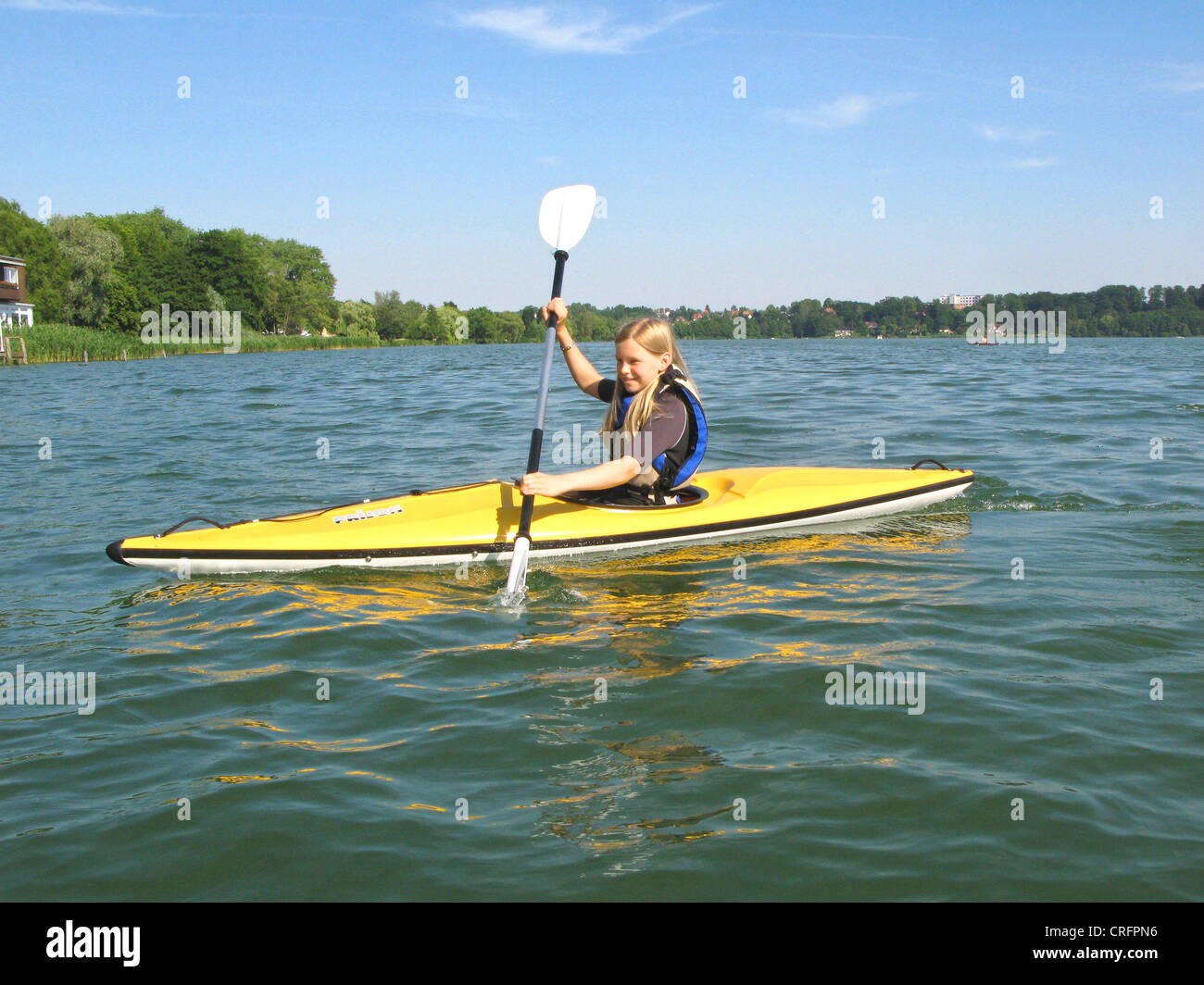 Mädchen Kajak am See, Deutschland Stockfoto