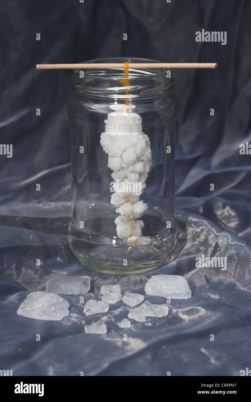 Self-made-Kristalle, Salzlösung kristallisiert im Garn Stockfoto