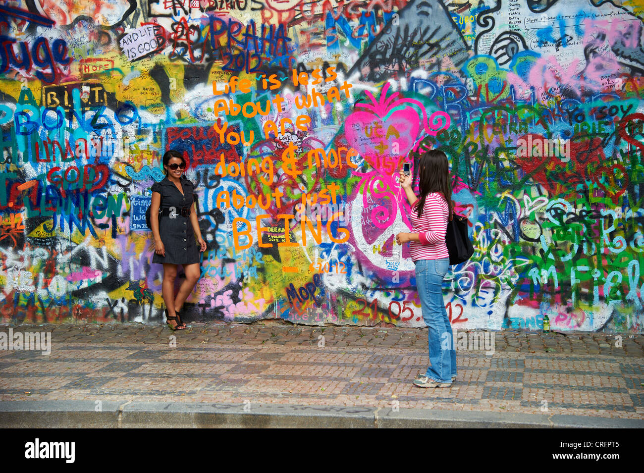 John Lennon-Graffiti Wall in Prag, Tschechische Republik, Touristen womans Stockfoto