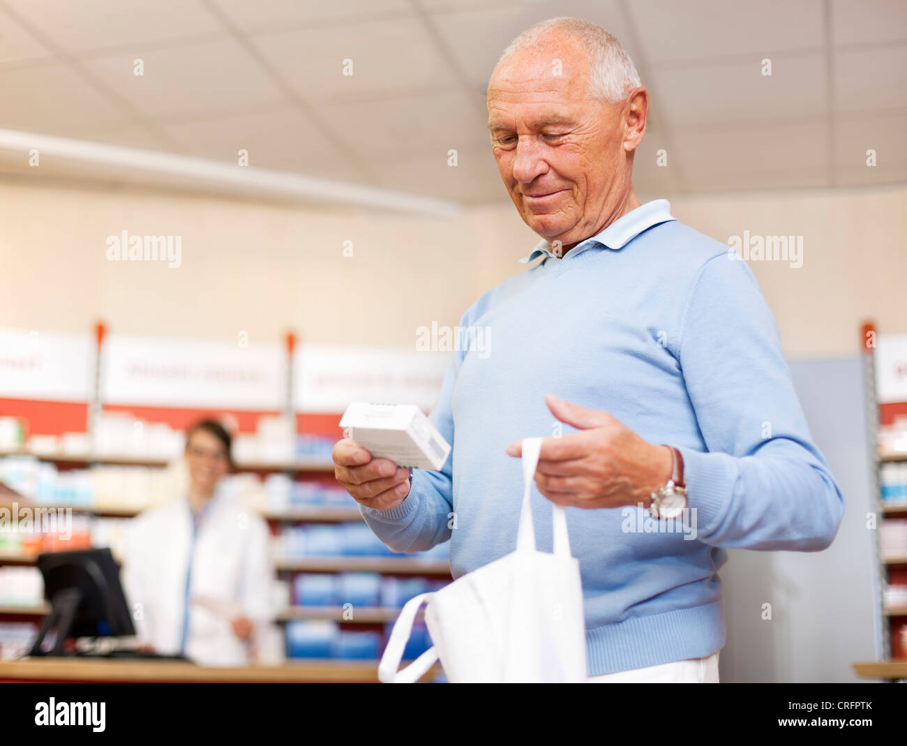 Mann, die Abholung Rezept in Apotheke Stockfoto