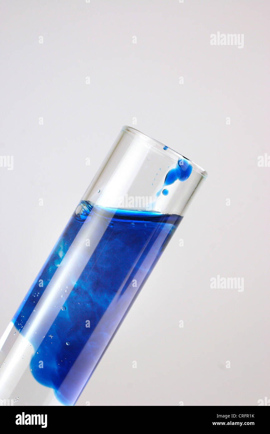 Glas mit einer blauen Flüssigkeit Stockfoto