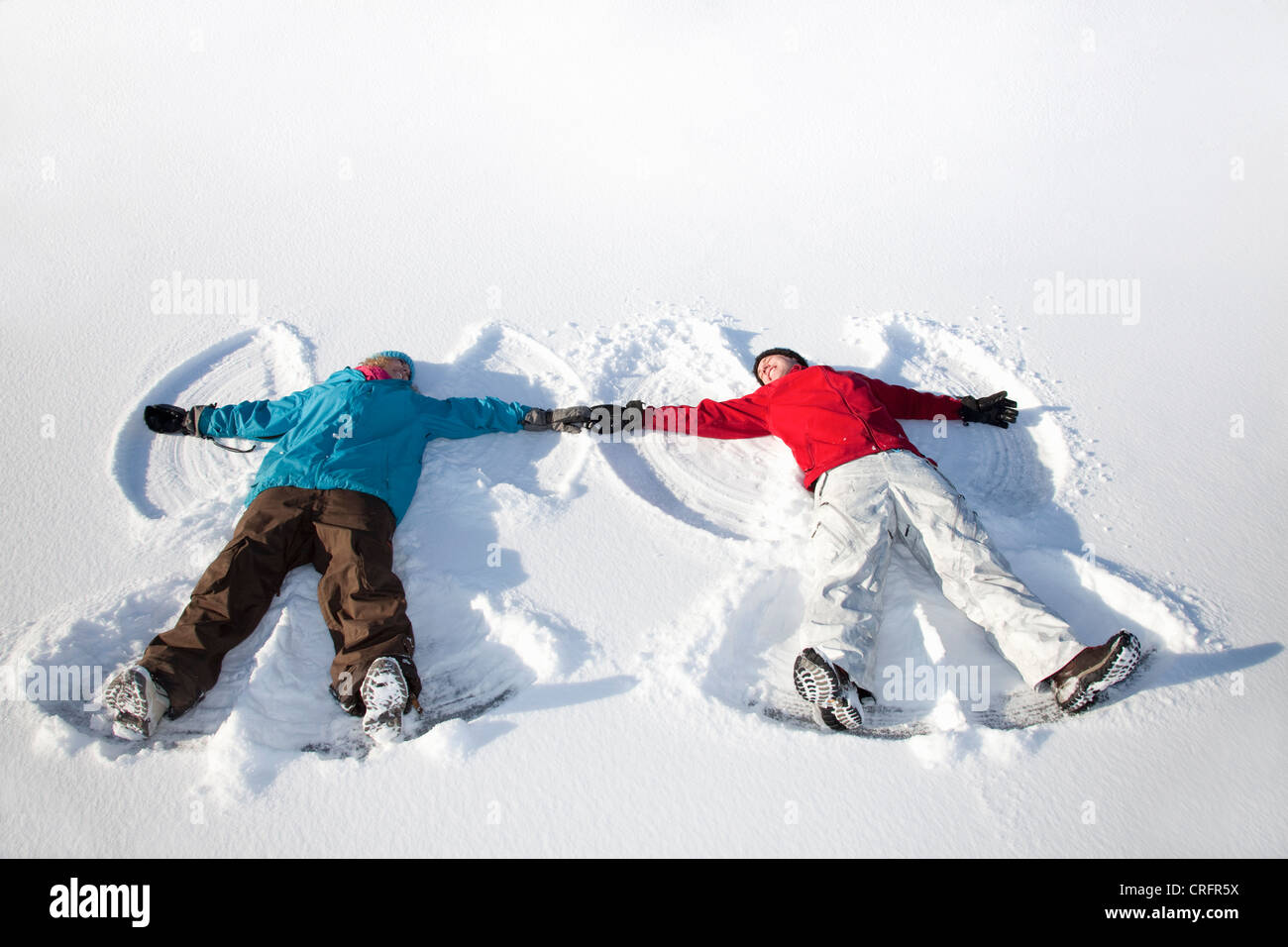 Paar machen Schnee-Engel im freien Stockfoto