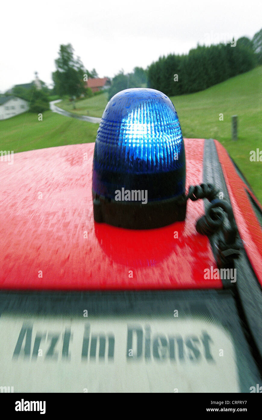 Arzt im Dienst mit blauem Licht Stockfoto