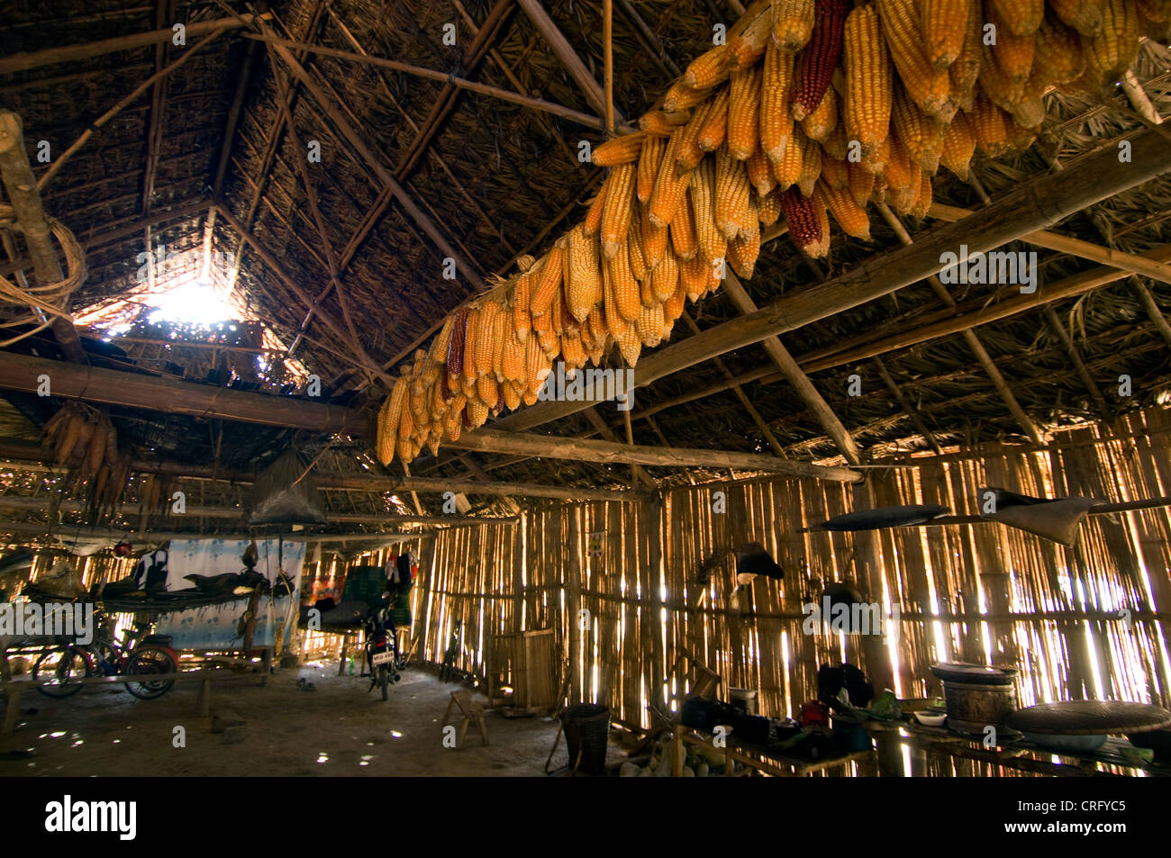 Hmong-Traditionshaus, Mais aufgehängt zum Trocknen unter dem Dach, Laos Stockfoto