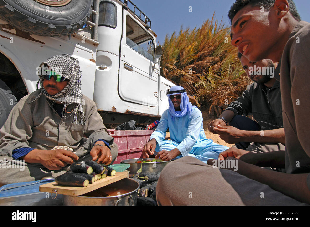 Männer der Zubereitung vor ein Auto, Ägypten, Weiße Wüste Nationalpark Stockfoto