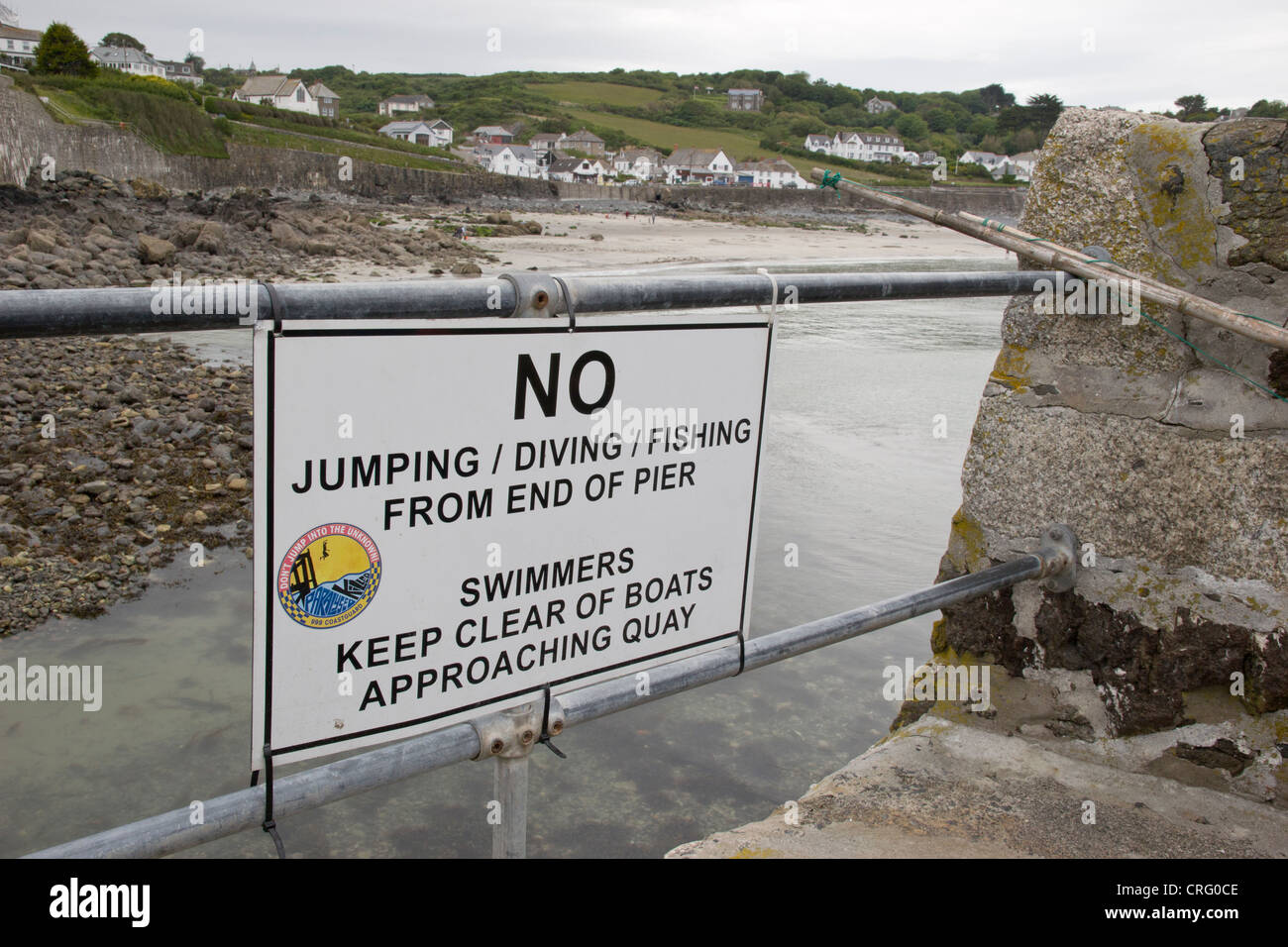 Schwimmen und nicht tauchen Warnzeichen Ende des Piers.  Cornwall Stockfoto
