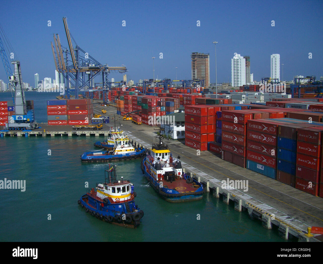 Container und Frachtschiffe im Hafen, Kolumbien, Cartagena Stockfoto