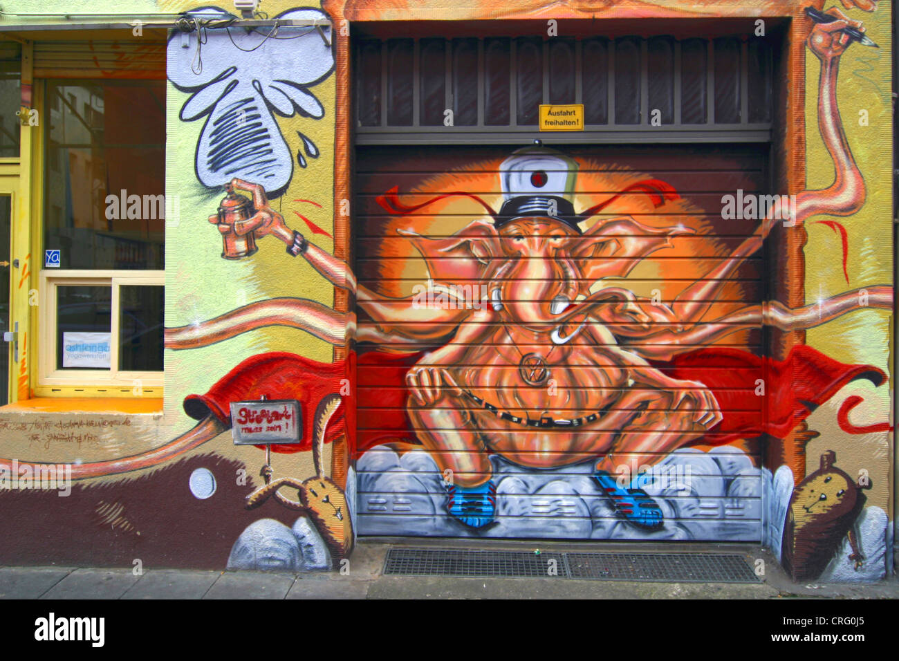 Graffiti-Elefanten auf der Fassade und Garage Tür, Deutschland, North Rhine-Westphalia, Kyffhaeuserstr., Köln Stockfoto