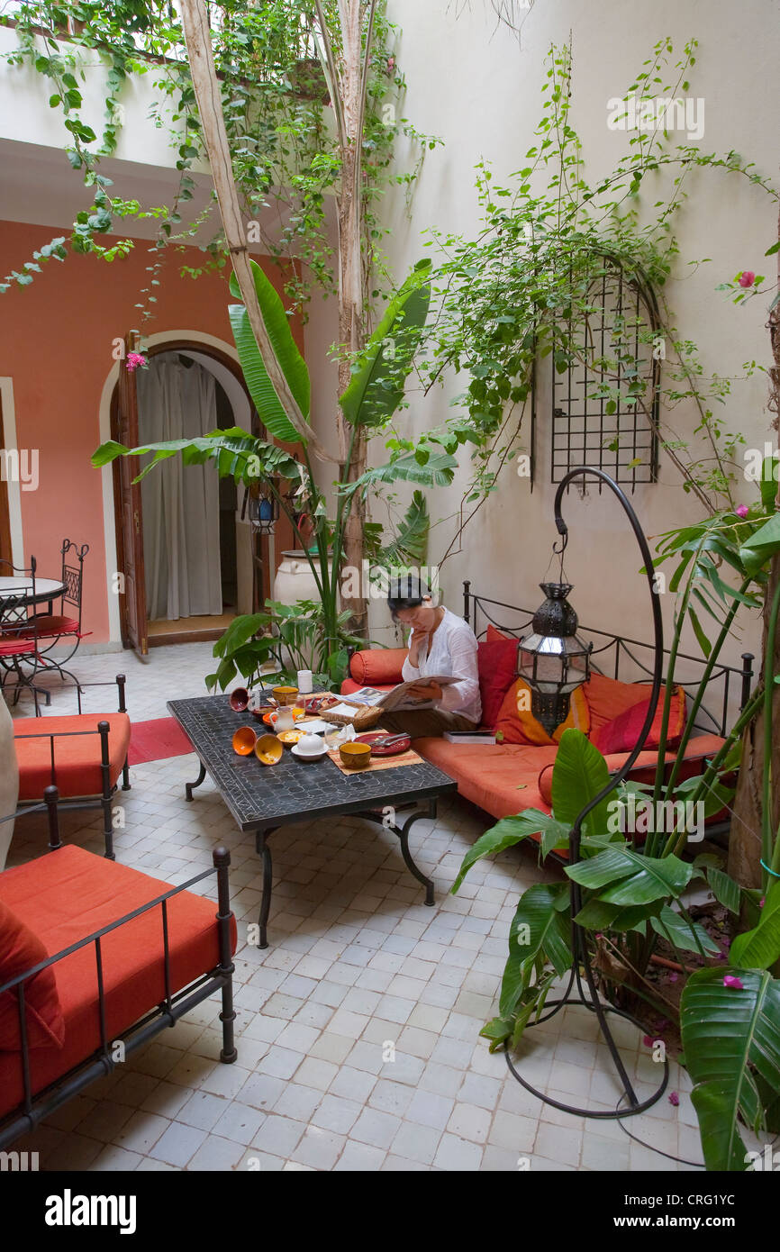 TRADITIONELLES RIAD Innenhof mit touristischen frühstücken, Marrakesch, Marokko. Stockfoto