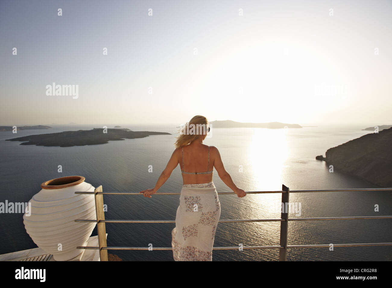Frau bewundern Meerblick vom Balkon Stockfoto