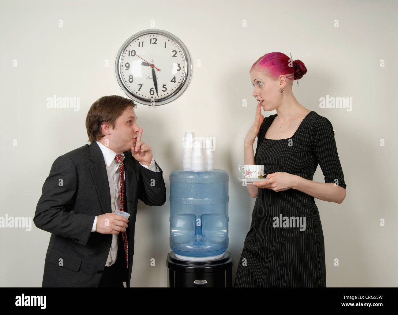 Zwei Kollegen tratschen an der Wasserkühler Stockfoto