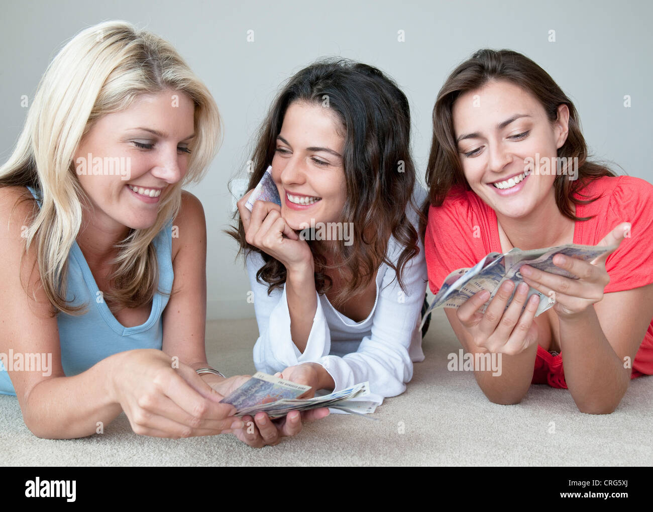 Lächelnde Frauen Geldzählen zusammen Stockfoto