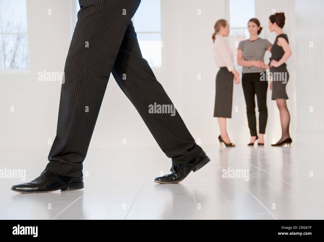 Unternehmenshilfe Füße Wandern im Büro Stockfoto