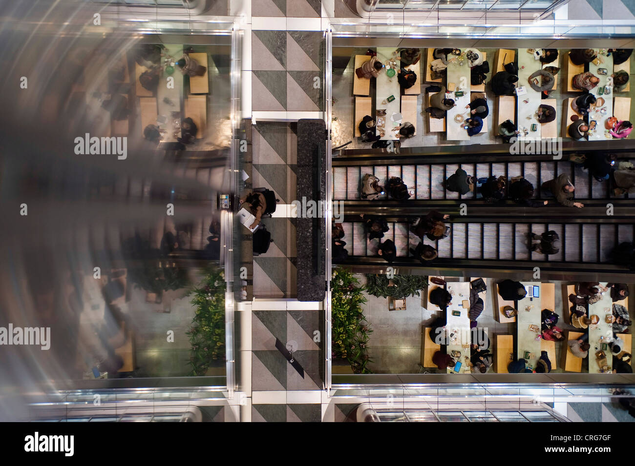 Luftaufnahme von Käufern, Diners und Rolltreppe Fahrer in einem modernen Einkaufszentrum. Stockfoto