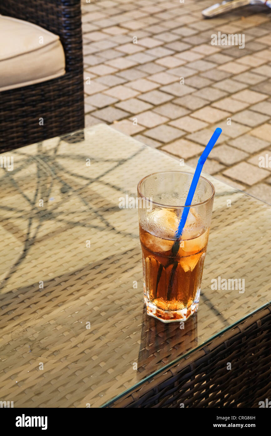 Ein Glas Eistee auf eine Café-Tisch. Stockfoto