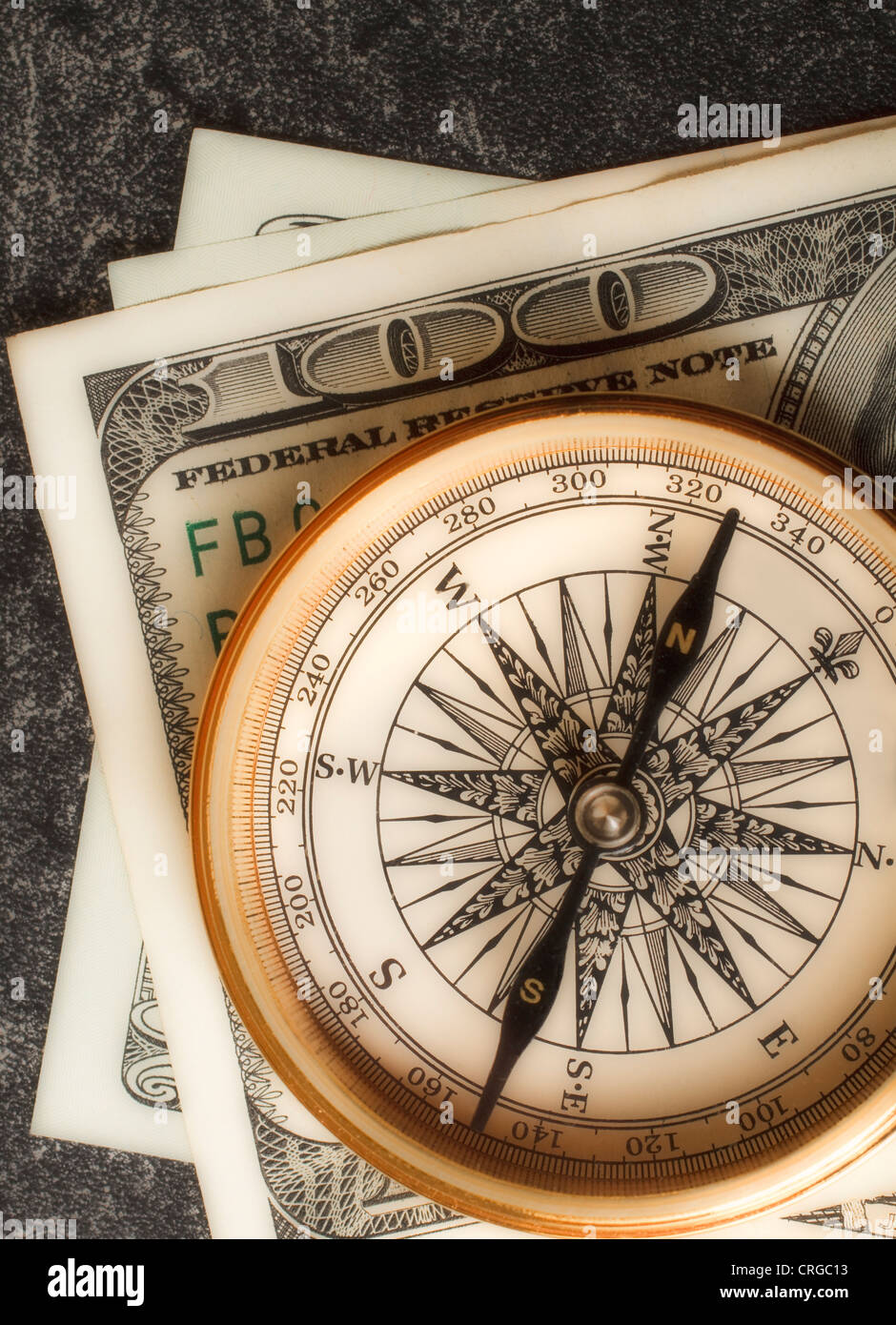 Antike goldene Kompass an einer Reihe von US-Dollar porträtiert das Konzept des financial planning. Stockfoto