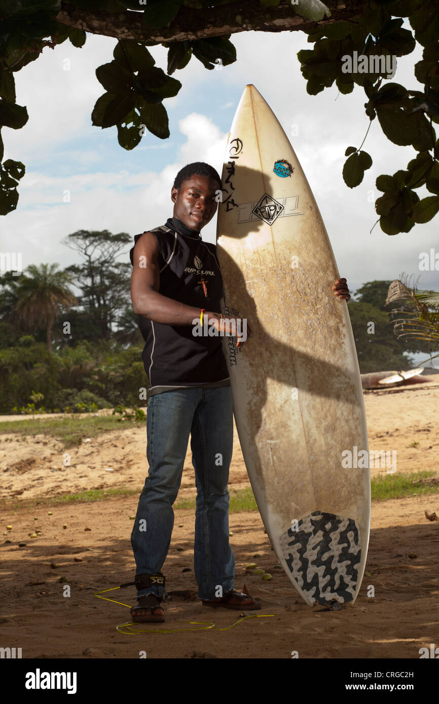 Ersten Surfer von Liberia - Cottontree in Robertsport Stockfoto