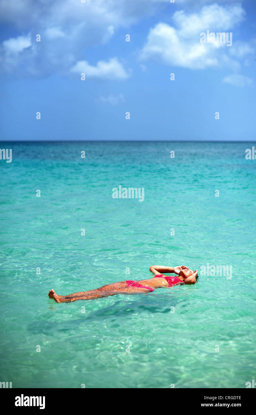 Eine Dame, Schwimmen im Meer, Grand Anse Beach, Grenada, West Indies. Stockfoto