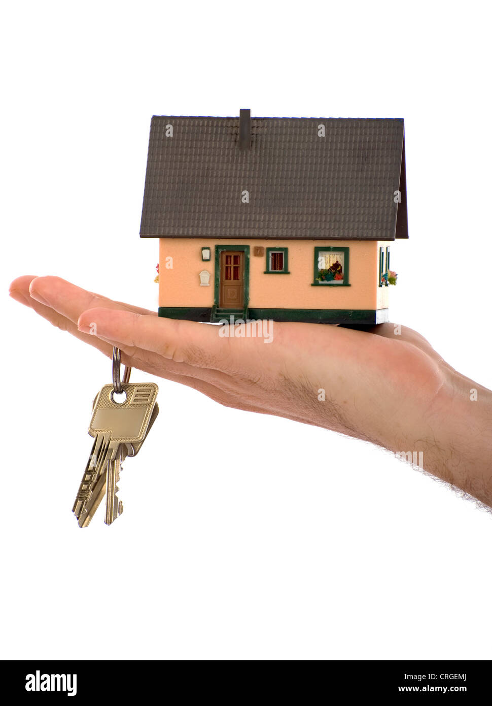 symbolisches Bild für den Kauf eines Hauses: Modell Haus und Schlüssel in der Hand Stockfoto