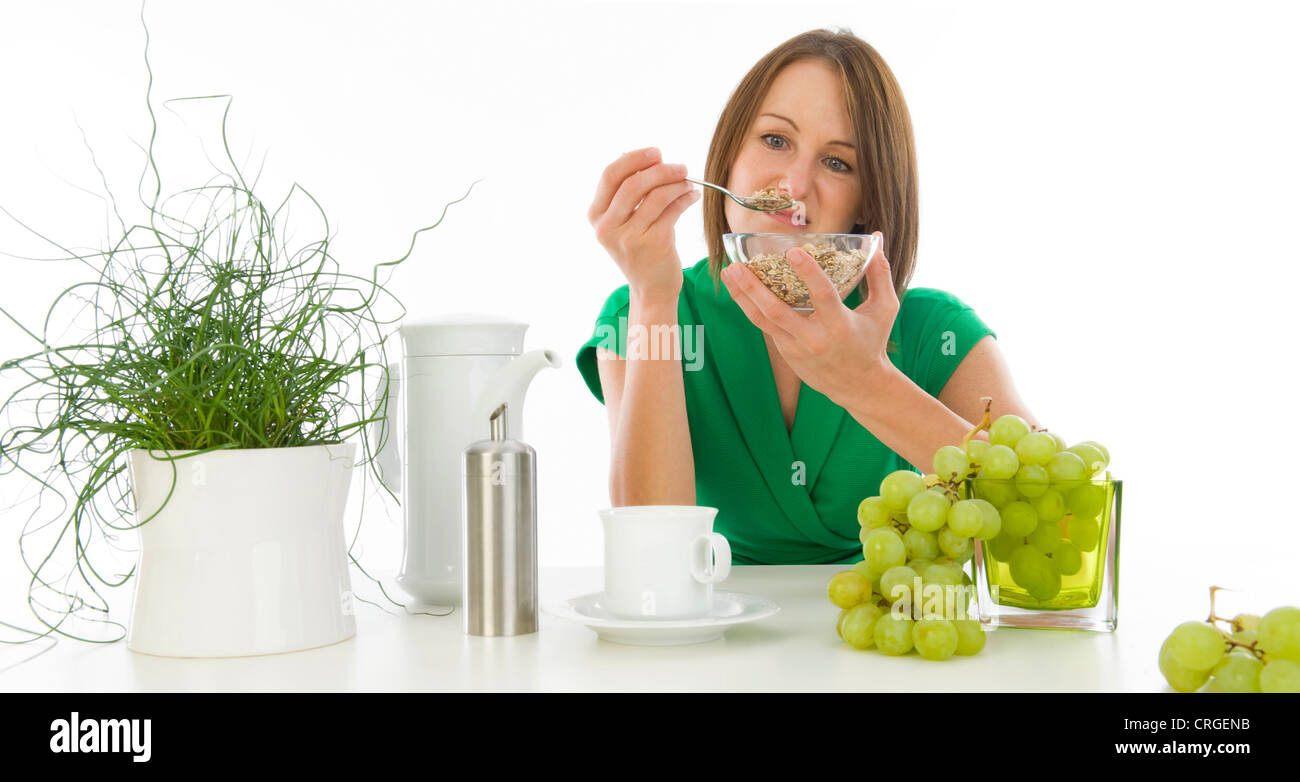 junge Frau Doesn t wie Müsli zum Frühstück Stockfoto