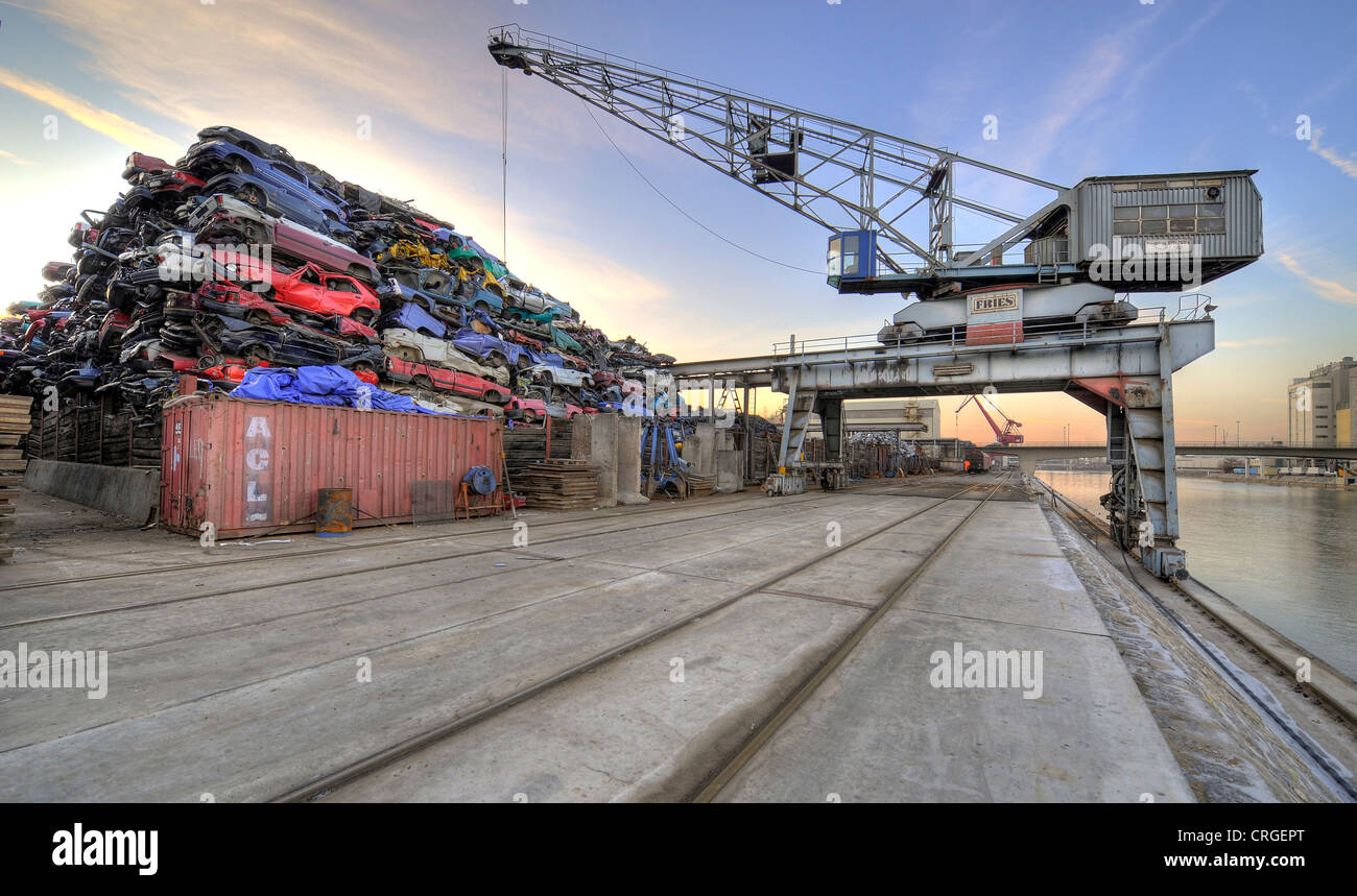 Autoschrott in einem Innenhafen Stockfoto