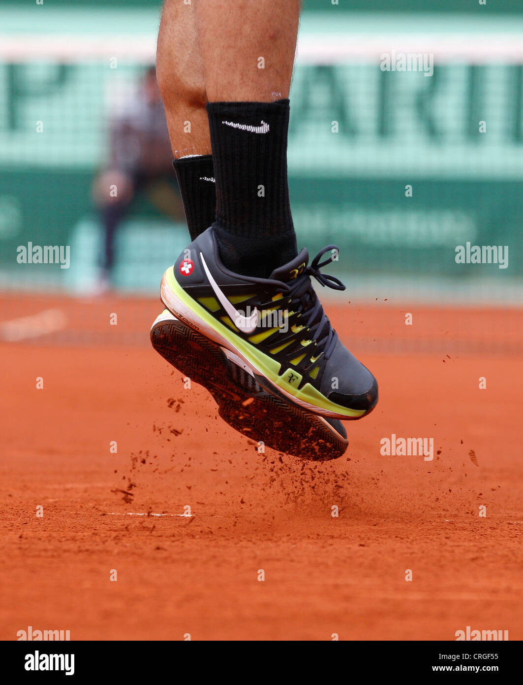 Füße von einem springenden Roger Federer an der Französisch Open 2012 Stockfoto