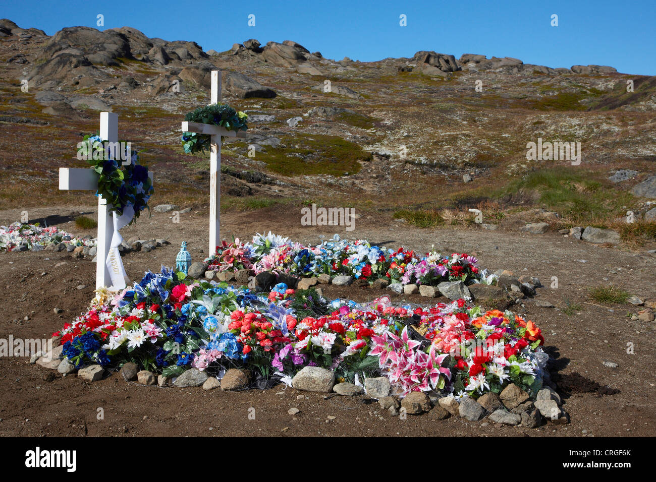 Gräber auf dem Friedhof, Grönland, Ammassalik, Ostgrönland, Kulusuk, Kap Dan Stockfoto