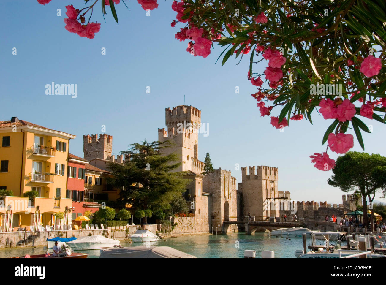 Schloss Castello Scaligero mit Hafen, Italien, Veneto, Sirmione Stockfoto
