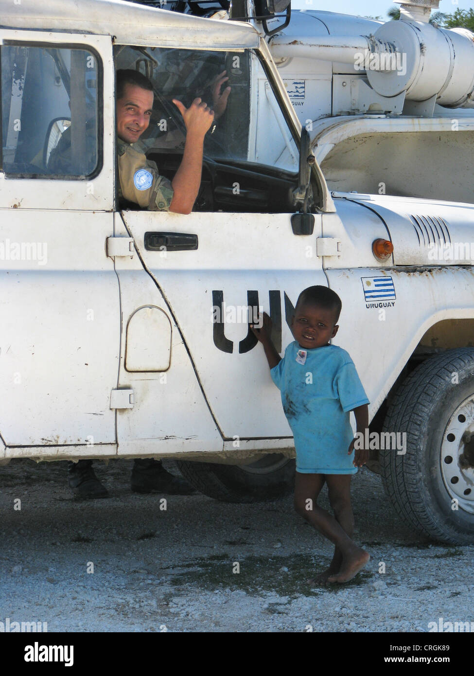 Soldaten sitzen in Militärfahrzeug "Mission der Vereinten Nationen Stabilisierung in Haiti" mit einem kleinen Jungen, Haiti, Grande Anse, Jeremie Stockfoto