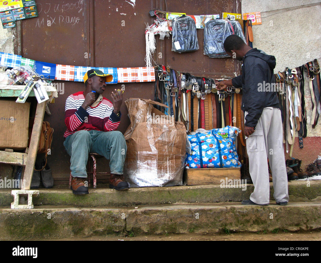 junger Mann sitzt an seinem allgemeine Handelswaren Verkaufsstand Rasur trocknen, ein anderes, Haiti, Provinz de l ' Ouest, Kenskoff, Port-Au-Prince Stockfoto