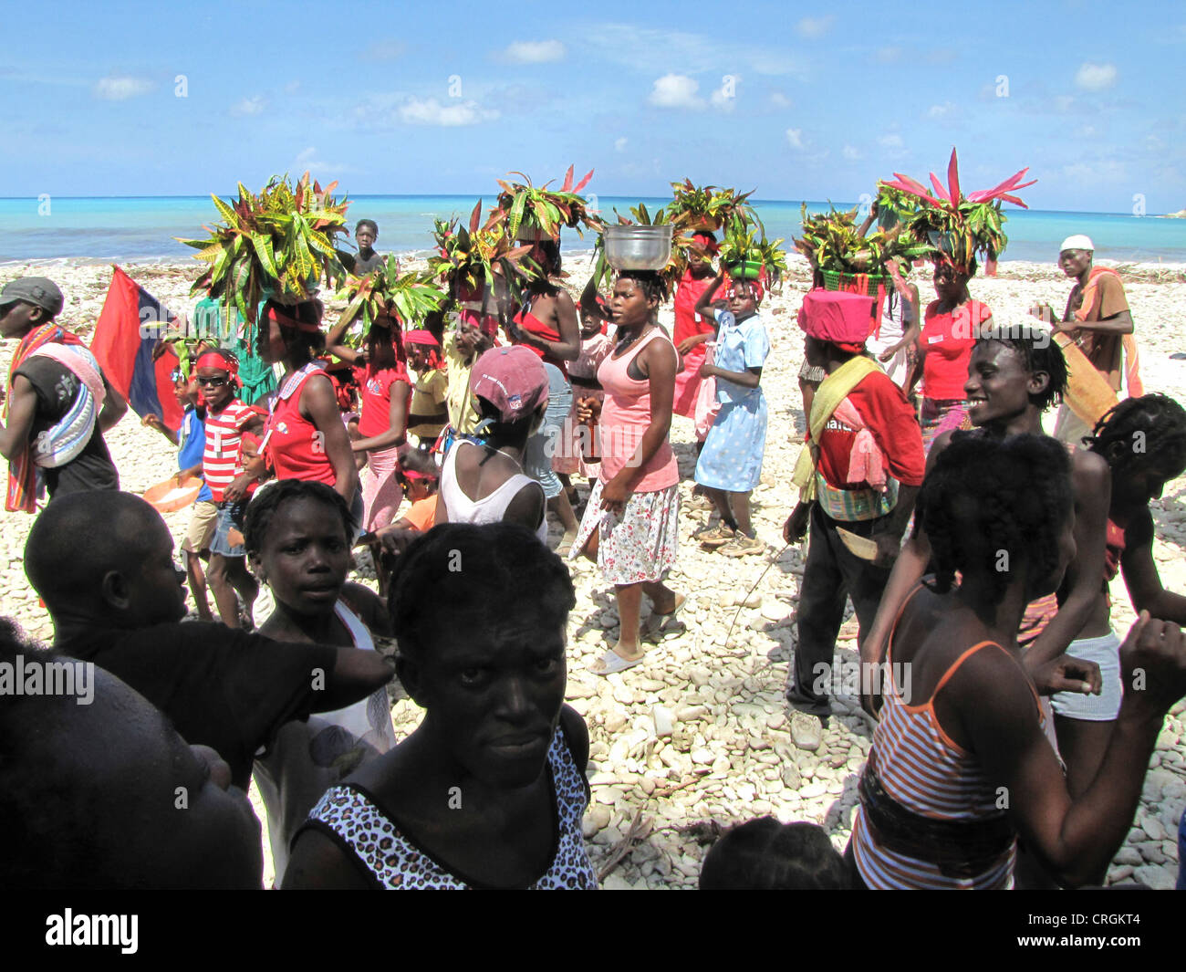 Lokalen Bevölkerung feiert Karneval mit Trachten, Karibische Meer im Hintergrund, Haiti, Grande Anse, schmecken Stockfoto