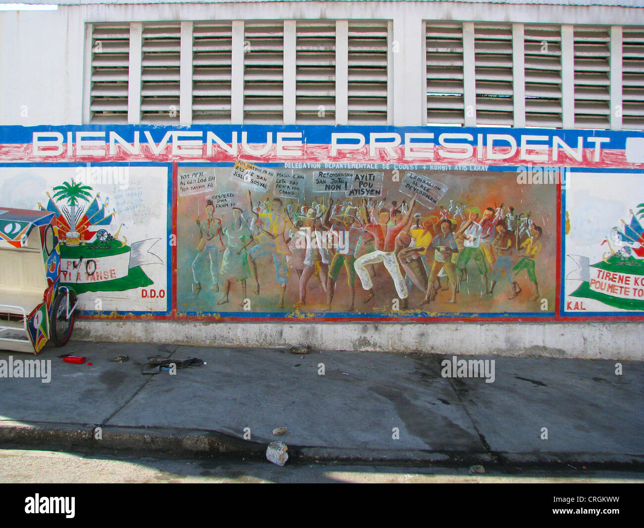 bemalte Wand in der Nähe von Präsidentenpalast zeigt Masse der Menschen und der Slogan "Bienvenue Pr auf" ("Welcome Präsident), Haiti, Provinz de l ' Ouest, Port-Au-Prince Stockfoto