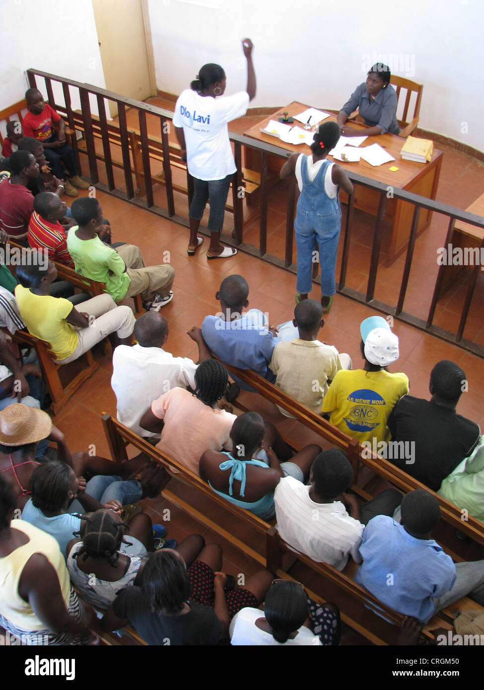 Kläger und Beklagte in ihrem Zeugnis ablegen vor Richter und vollen Auditorium, Haiti, Grande Anse, Dame Marie Strafgericht Stockfoto