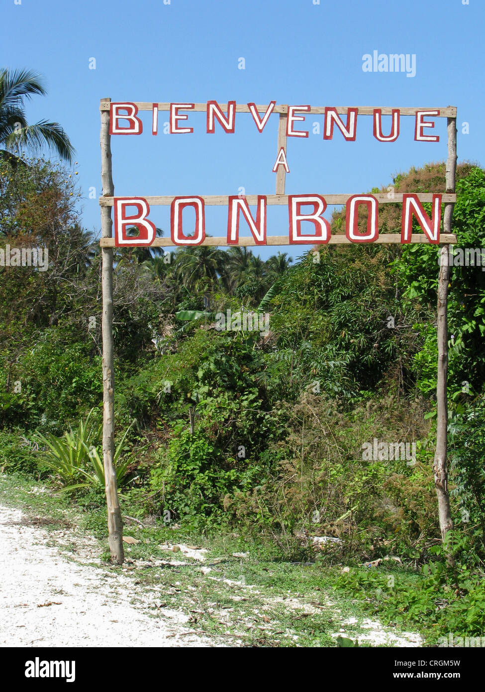 Willkommen Sie Schild mit der Aufschrift "Bienvenue Bonbon" ("Willkommen bei Bonbon") am Ortseingang, Haiti, Grande Anse, Trou Bonbon Stockfoto