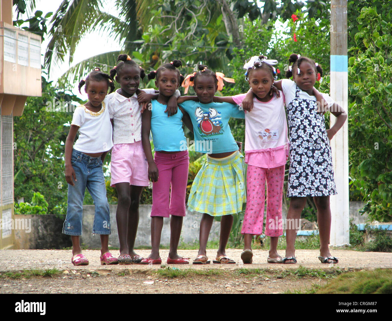 Gruppe von kleinen Mädchen halten und Lächeln in die Kamera, Haiti, Grande Anse, Dame Marie Stockfoto