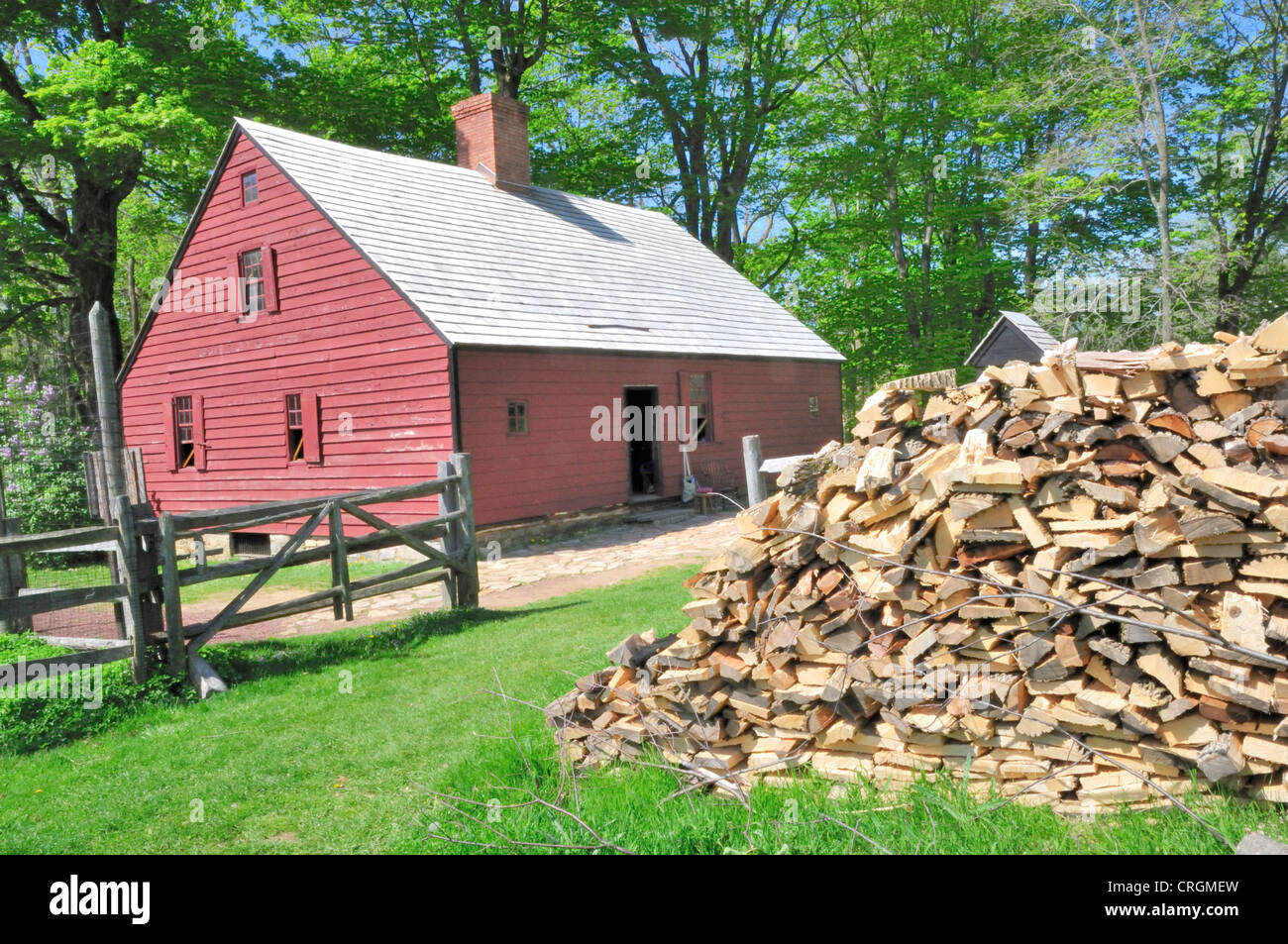 Eine riesige Holzstapel der Docht Haus bei Hollow Jockey in Morristown National Historical Park Stockfoto