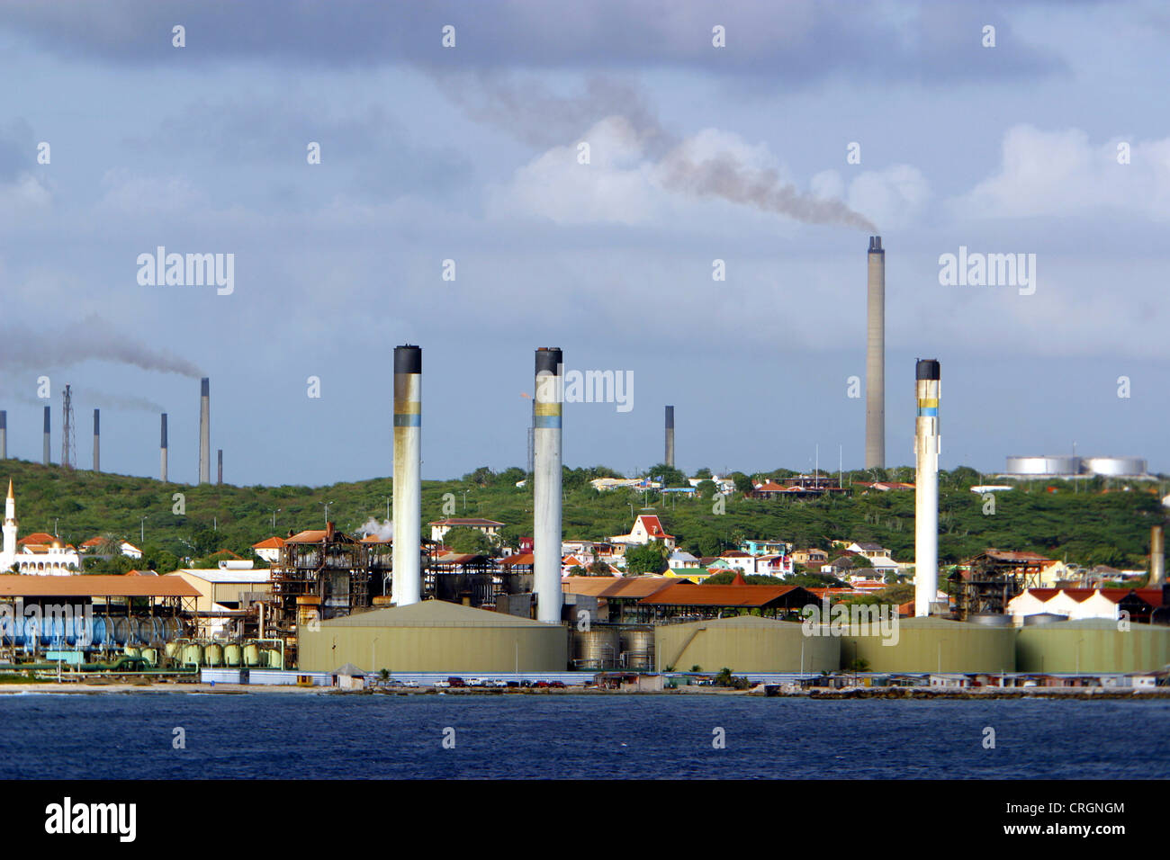 Schornsteine und Öltanks Raffinerie an der Küste, Curacao, Willemstad Stockfoto