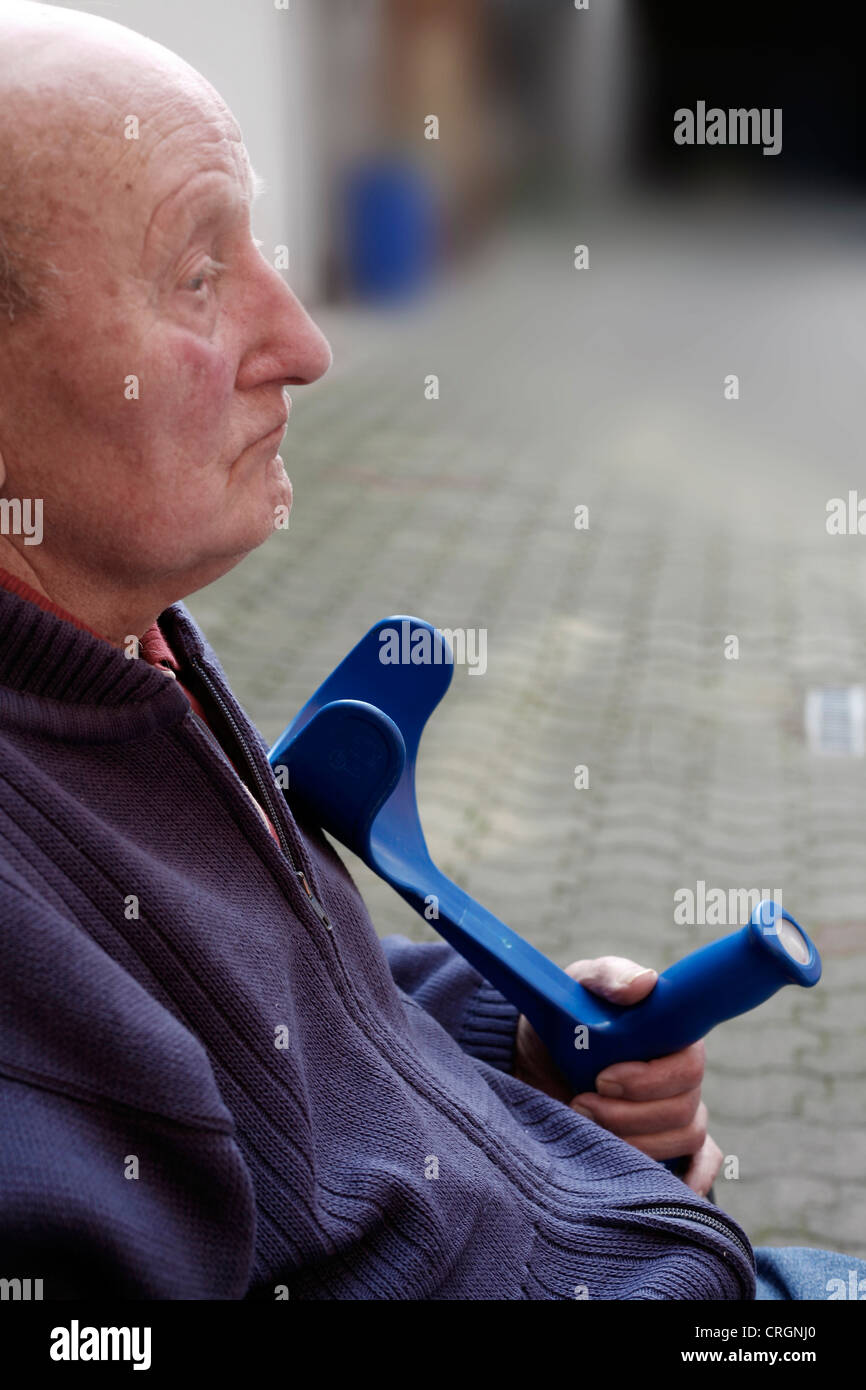 älterer Mann mit Unterarm-Krücke Stockfoto