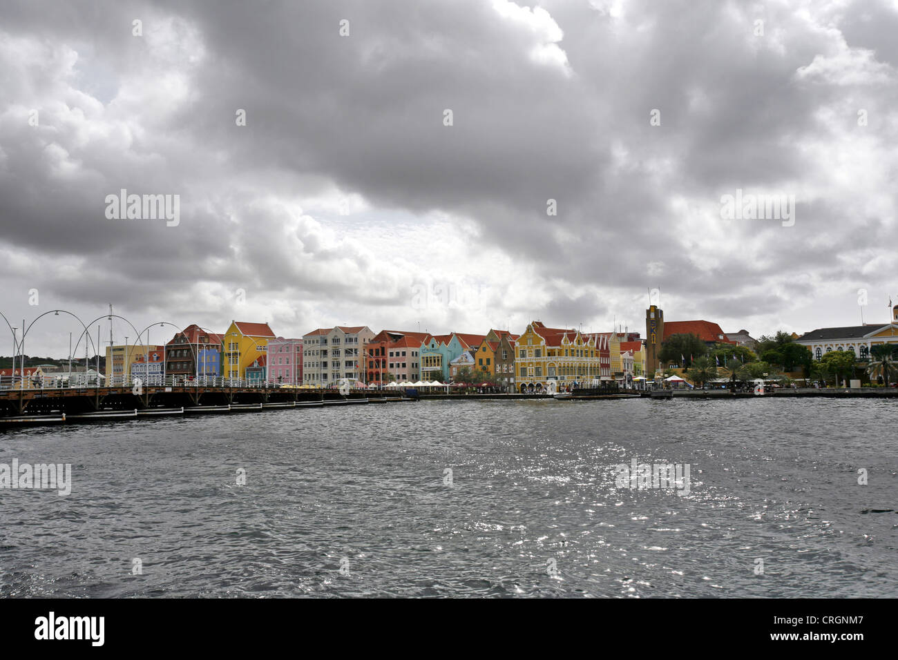 Fußgängerbrücke Königin Emmabrug und restaurierten bunten Gebäuden, Niederländische Antillen, Curacao, Willemstad Stockfoto