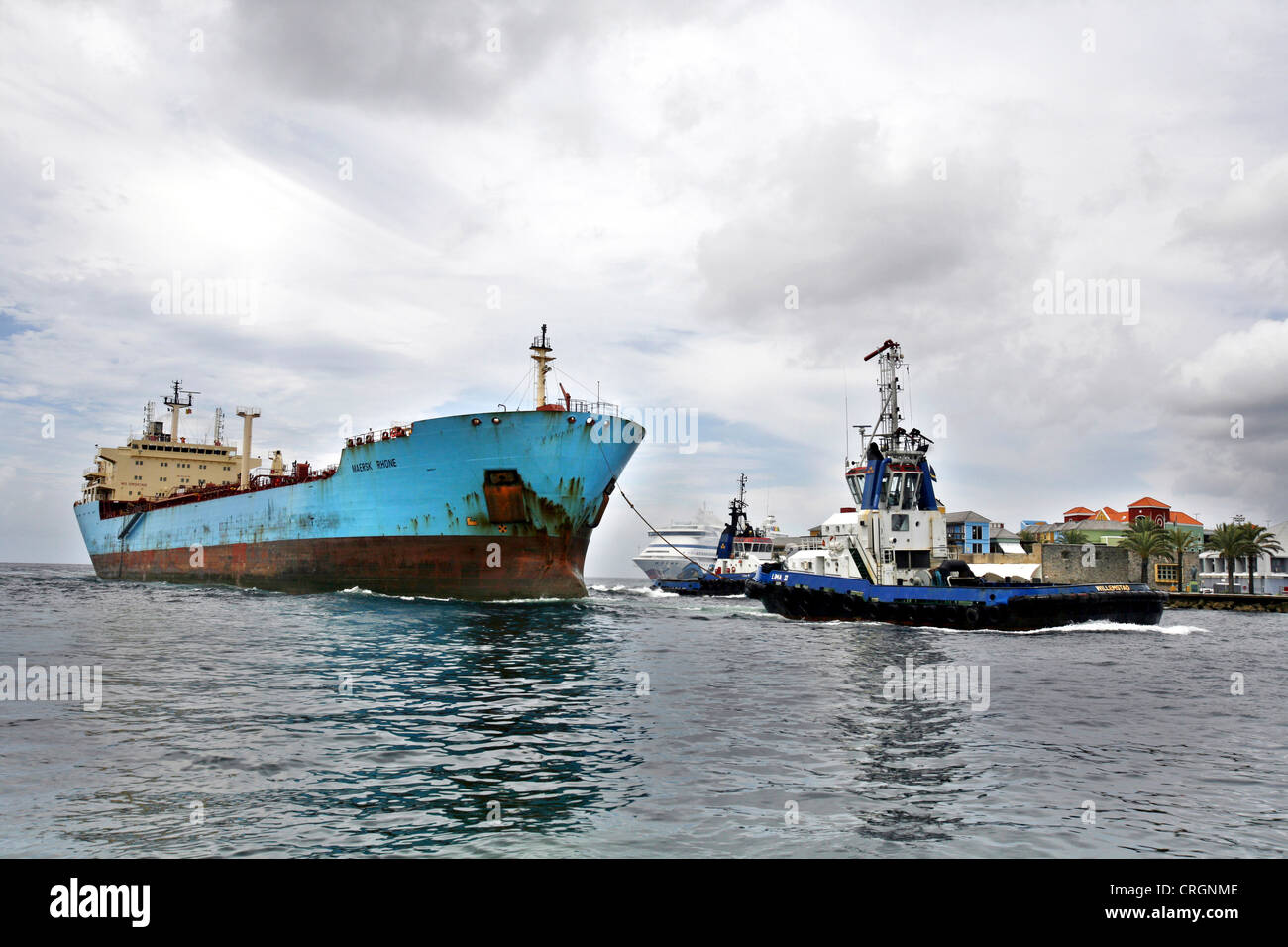 Bulk-Carrier in den Hafen von einem Schlepper, Niederländische Antillen, Willemstad, Curacao, Punda gezogen Stockfoto