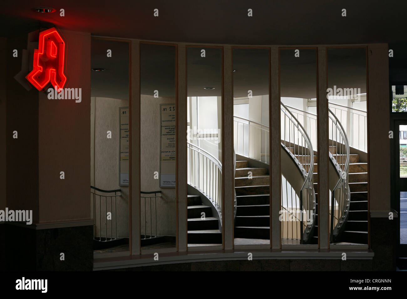 beleuchtete Werbung eine Drogerie und Spiegelbilder einer Treppe, Deutschland, Nordrhein-Westfalen, Köln Stockfoto