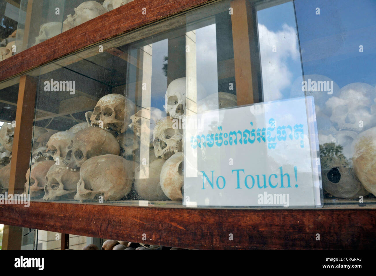 Menschliche Schädel auf dem Display in der Glas-seitig Stupa, Kambodscha, Phnom Penh Stockfoto